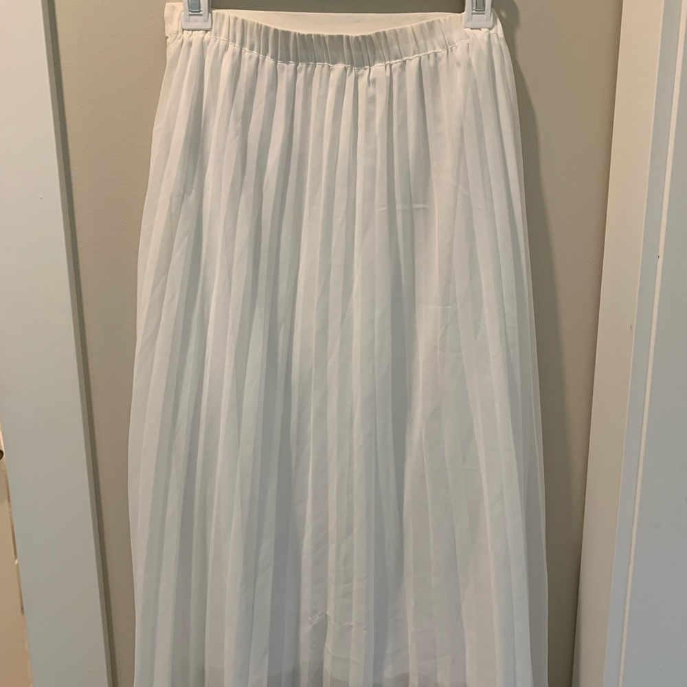 pleated white skirt
